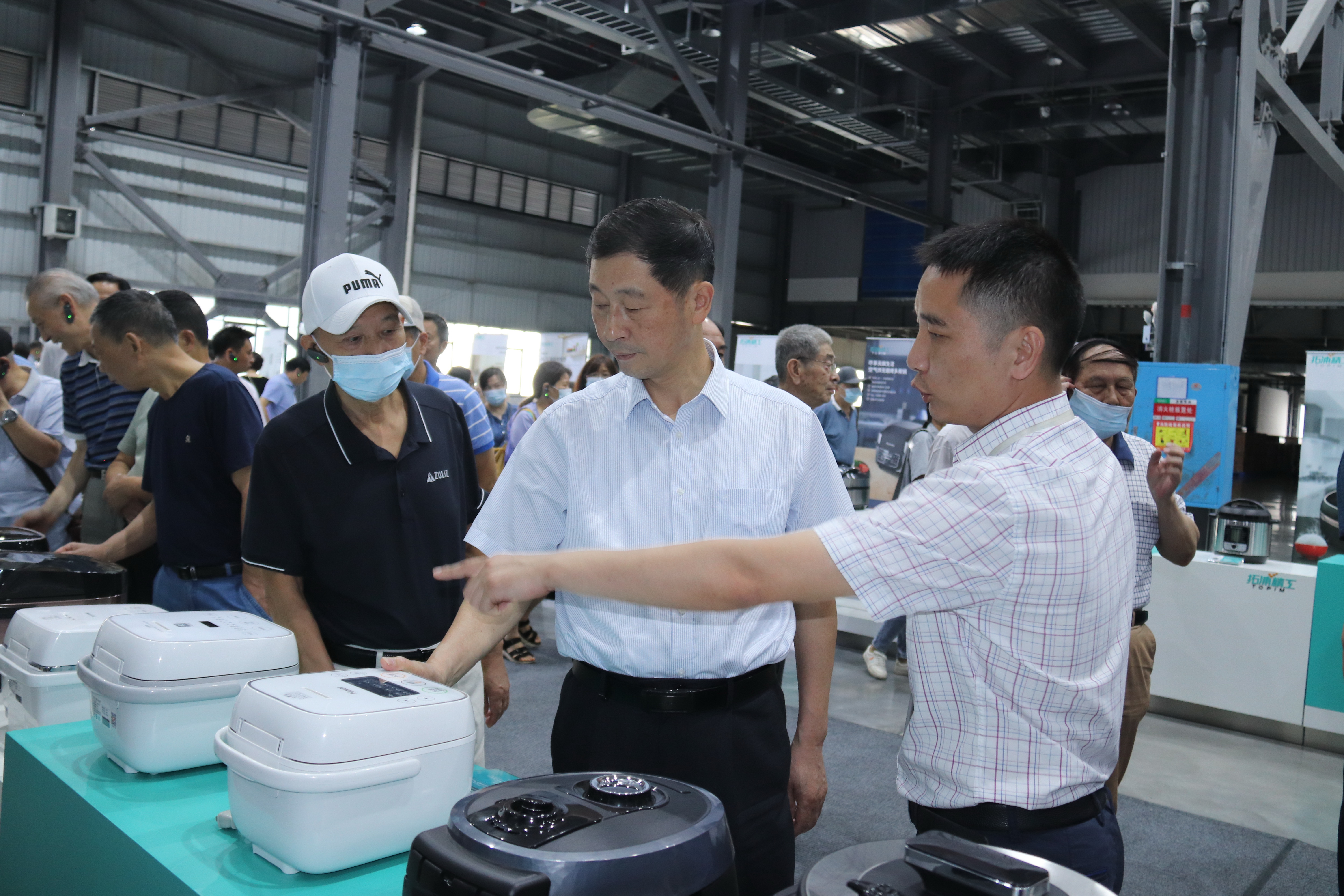 省人大常委會(huì)原副主任、機(jī)關(guān)離退休人員黨總支書記蔡力峰帶隊(duì)來我公司進(jìn)行了參觀調(diào)研